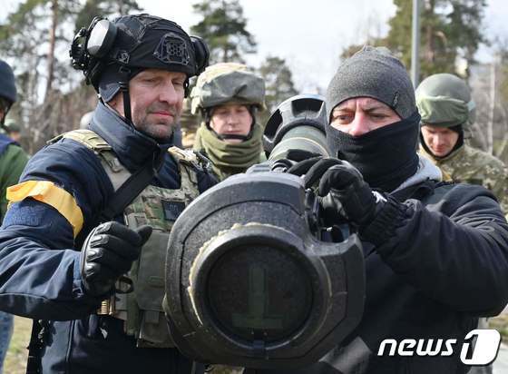 우크라이나 수도 키이우에서 병사가 휴대용 유탄 발사기 등 대전차 무기를 점검하고 있다. © AFP=뉴스1 © News1 우동명 기자