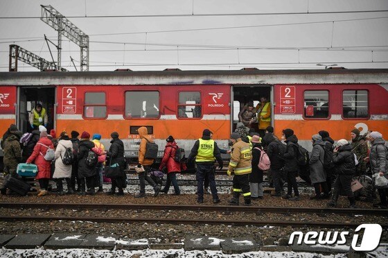 9일(현지시간) 러시아 군의 침공을 피해 우크라이나 접경인 폴란드 메디카의 기차역에서 우크라이나 피란민들이 기차를 타고 있다. © AFP=뉴스1 © News1 우동명 기자