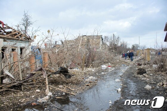 8일 우크라이나 수미에서 러시아군의 집중 포격으로 무너진 잔해들. © 로이터=뉴스1 © News1 김민수 