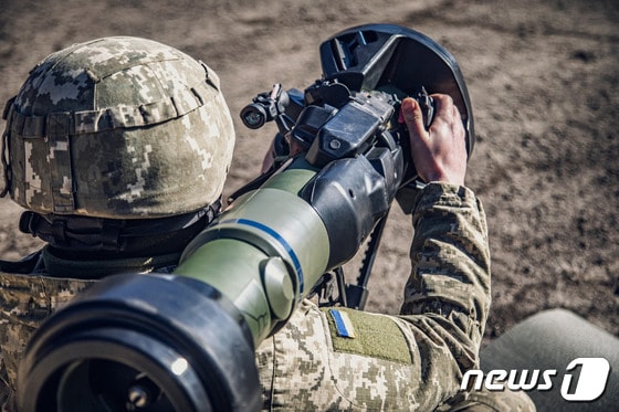 2022년 2월 19일(현지시간) 우크라이나군이 NLAW 대전차 미사일을 견착하고 있다. © AFP=뉴스1 © News1 김지현 기자