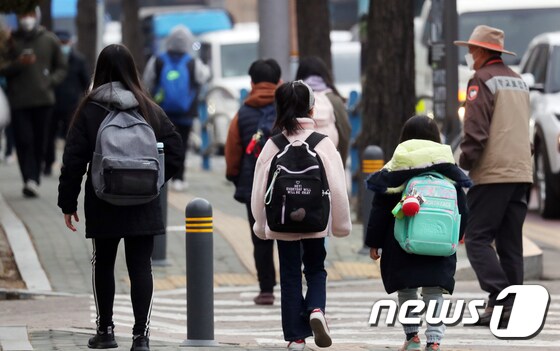 서울 한 초등학교에서 학생들이 등교를 하고 있는 모습./뉴스1 © News1 김명섭 기자