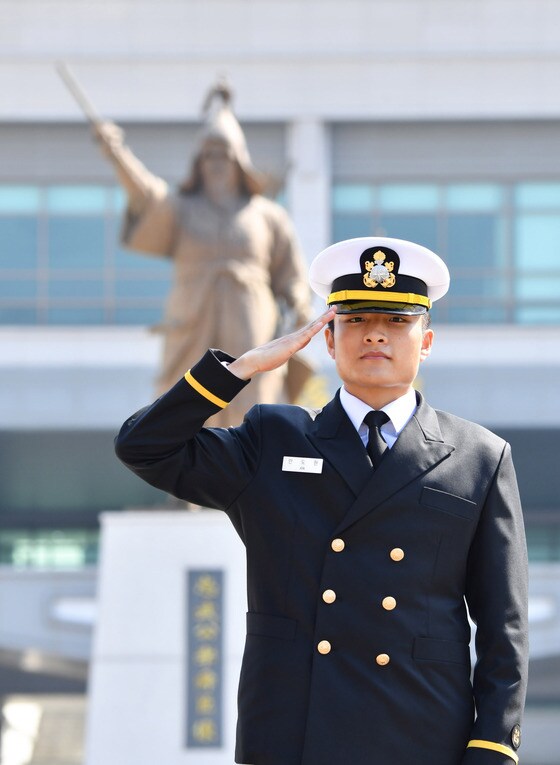 해군사관학교 제76기 졸업·임관식에서 대통령상을 수상한 안도현 해군 소위. (해군 제공)© 뉴스1
