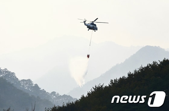 11일 오후 경북 울진군 일대에서 경찰 헬기가 화재 진화 작업을 하고 있다. (총리실 제공) 2022.3.11/뉴스1 © News1 송원영 기자