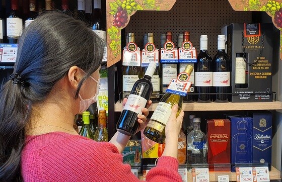 이마트24에서 고객이 와인을 살펴보고 있다.(이마트24 제공) © 뉴스1