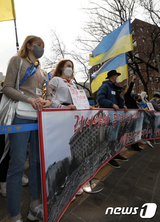 재한 우크라이나인들이 12일 오후 중구 서울시립미술관 앞에서 러시아 규탄 및 전쟁 중단 촉구집회를 하고 있다. 2022.3.12/뉴스1 © News1 박세연 기자