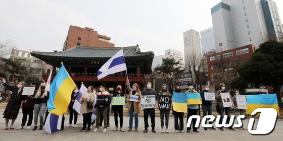 재한 러시아인들이 12일 오후 서울 종로구 보신각 앞에서 우크라이나 전쟁 반대 집회를 하고 있다. 2022.3.12/뉴스1 © News1 박세연 기자