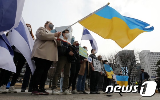 재한 러시아인들이 12일 오후 서울 종로구 보신각 앞에서 우크라이나 전쟁 반대 집회를 하고 있다. 2022.3.12/뉴스1 © News1 박세연 기자