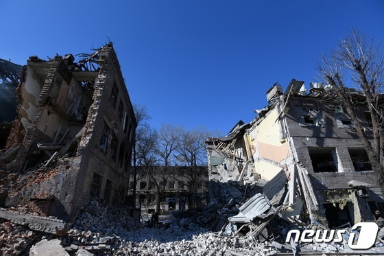 12일 (현지시간) 우크라이나 드니프로에서 러시아 군의 미사일 공격을 받아 처참하게 파괴된 신발 공장의 모습이 보인다. © 로이터=뉴스1 © News1 우동명 기자