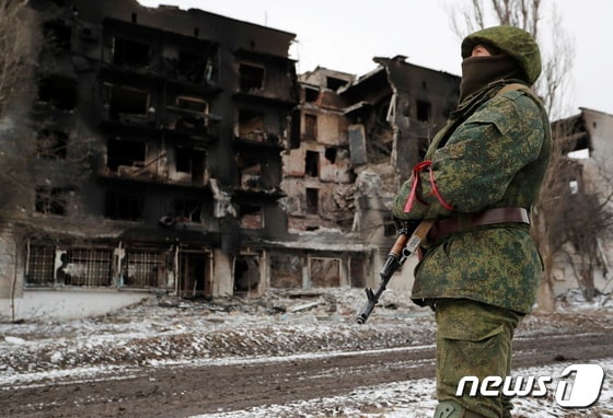 11일 (현지시간) 도네츠크의 볼노바하에서 우크라이나 군과 친러시아 반군의 전투로 파괴된 주택의 모습이 보인다. © 로이터=뉴스1 © News1 우동명 기자