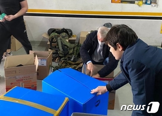 주한우크라이나대사관 관계자들이 택배·소포로 기부 받은 군용 물품을 확인하고 있다. 군용 서스펜더(일명 'X반도')와 방탄 헬멧 등도 보인다. (주한우크라이나대사관 페이스북). © 뉴스1