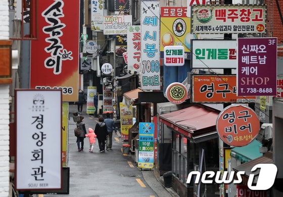 13일 서울 종로구 먹자골목이 한산한 모습을 보이고 있다. 2022.3.13/뉴스1 © News1 