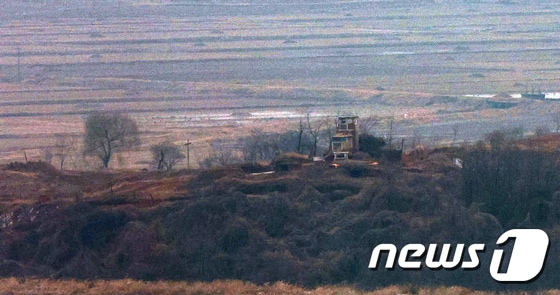 13일 경기 파주 오두산 통일전망대에서 북한군 초소가 보이고 있다. 2022.3.13/뉴스1 © News1 안은나 기자