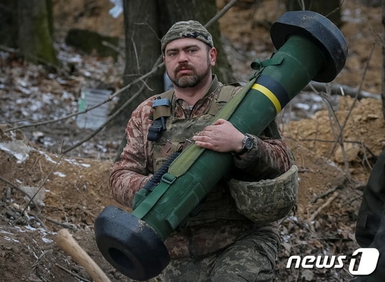 키이우 인근 전선에 참호서 우크라이나 군이 휴대용 대전차 재블린 미사일을 들고 이동을 하고 있다. © 로이터=뉴스1 © News1 우동명 기자