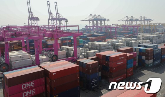 15일 인천 연수구 인천신항에서 컨테이너 선적 작업이 한창이다. 2022.3.15/뉴스1 © News1 안은나 기자