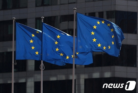 벨기에 브뤼셀 유럽연합(EU) 집행위원회 본부 앞에 게양돼 있는 EU기. © 로이터=뉴스1