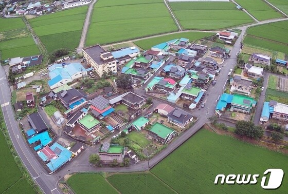 진천군이 산업통상자원부의 신재생에너지 융·복합지원 사업 공모에 선정됐다. 태양광을 설치한 진천읍 하덕마을.(진천군 제공)© 뉴스1