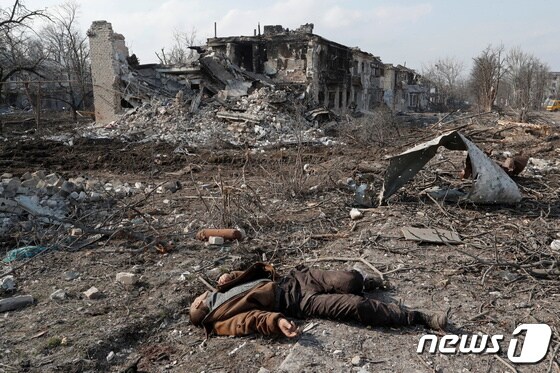 15일(현지시간) 우크라이나 도네츠크의 볼노바하에서 우크라이나 군과 러시아 군의 전투가 끝난 뒤 파괴된 주택과 시신이 보인다. © 로이터=뉴스1 © News1 우동명 기자