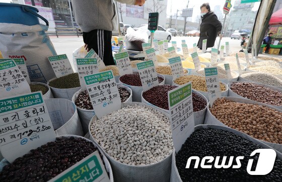 수입 곡물의 가격이 최근 2년 새 47% 이상 상승한 것으로 나타난 가운데 16일 오후 서울 동대문구의 한 재래시장에 수입산 곡물이 진열되어 있다. 2022.3.16/뉴스1 © News1 박지혜 기자