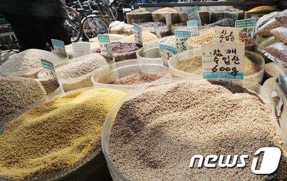 시장에 진열된 수입산 곡물(사진은 기사 내용과 무관함) / 뉴스1 © News1