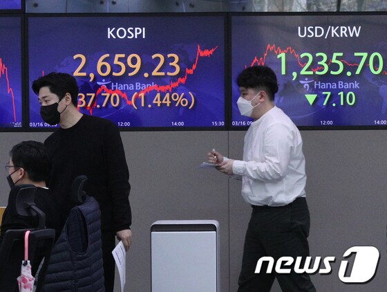 16일 오후 서울 중구 하나은행 딜링룸에서 직원들이 업무를 보고 있다. 2022.3.16/뉴스1 © News1 신웅수 기자