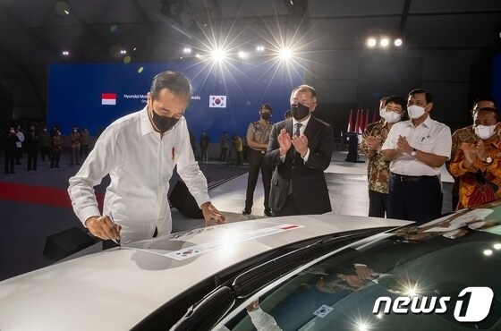 조코 위도도 인도네시아 대통령(왼쪽)과 정의선 현대자동차그룹 회장(사진제공=현대자동차)  © 뉴스1