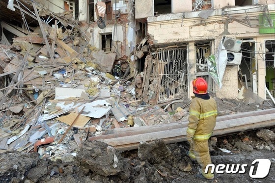 16일 (현지시간) 우크라이나 하르키우에서 러시아 군의 포격을 받아 폭삭 무너진건물의 모습이 보인다. © AFP=News1