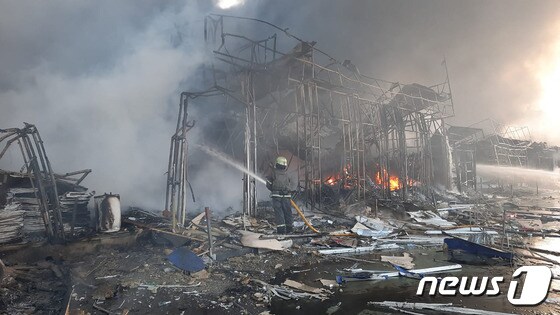 16일 우크라이나 하르키우에서 러시아 군의 포격을 받은 시장이 불에 타고 있다. © AFP=뉴스1 © News1 우동명 기자