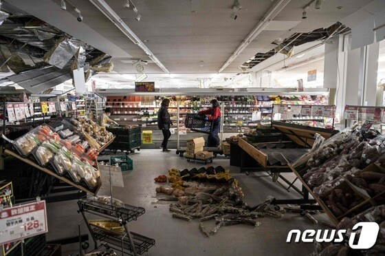16일 밤 일본 후쿠시마 앞바다에서 7.2 규모 지진이 강타해 한 상점의 천장이 무너지고 식료품들이 바닥에 흩뿌려진 모습이다. © AFP=뉴스1 © News1 이서영 기자