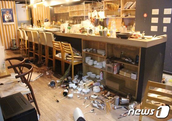 16일 일본 후쿠시마에서 규모 7.4의 지진이 강타한 뒤의 한 음식점의 모습. © AFP=뉴스1 © News1 이서영 기자