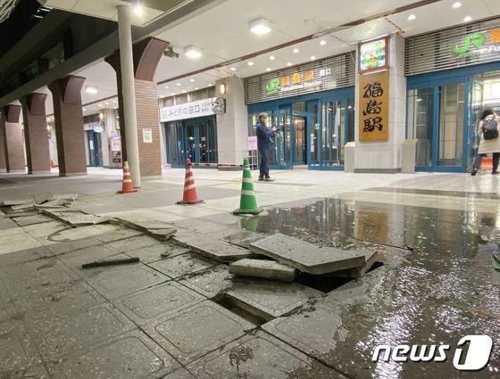 16일 일본 후쿠시마에 규모 7.4 지진이 강타했는데, 그 여파로 후쿠시마 역의 보도블럭 균열이 깨졌다. © AFP=뉴스1 © News1 이서영 기자