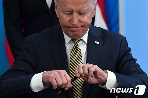 조 바이든 미국 대통령이 16일 백악관에서 1조원 규모의 우크라이나 군사 지원 법안에 서명하고 있다. © AFP=뉴스1 