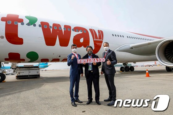 티웨이항공이 17일 서울 강서구 김포국제공항 주기장에서 에어버스의 A330기종 도입 기념 'CHANGE BEGINS with A330' 미디어데이 행사를 진행하고 있다. 2022.3.17/뉴스1 © News1 공항사진기자단