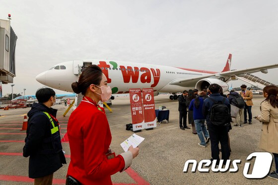 티웨이항공이 최장 1만km까지 운항할 수 있는 A330-300기를 도입해 지난해 3월17일 김포국제공항에서 공개했다. /뉴스1 © News1 공항사진기자단