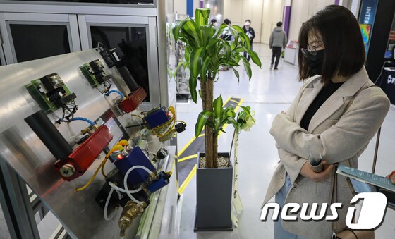 지난 3월 개최된 xEV 트렌드 코리아 2022에서 한 관람객이 참가업체 부스에 마련된 전기차 배터리 관련 기술들을 살펴보고 있다. 2022.3.17/뉴스1 © News1 성동훈 기자