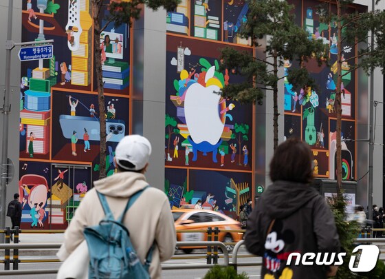 17일 오후 서울 중구 명동에 개점을 앞둔 애플스토어 3호점 앞으로 시민들이 길을 거닐고 있다.  2022.3.17/뉴스1 © News1 이재명 기자