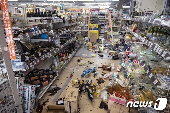 17일 (현지시간) 일본 후쿠시마 앞바다에서 발생한 규모 7.4의 강진으로 미야기현 시로이시의 슈퍼마켓에 진열 상품이 어지럽게 흩어져 있다. © AFP=뉴스1 © News1 우동명 기자