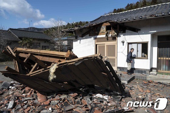 17일 (현지시간) 일본 후쿠시마 앞바다에서 규모 7.4의 강진 발생으로 미야기현 시로이시의 파손된 레스토랑이 보이고 있다. © AFP=뉴스1 © News1 우동명 기자