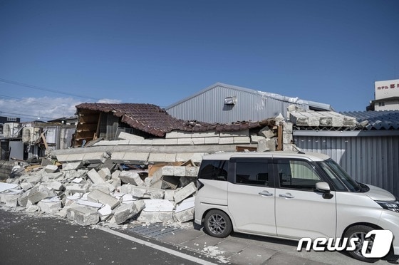 17일 (현지시간) 일본 후쿠시마 앞바다에서 규모 7.4의 강진 발생으로 소마의 폭삭 무너진 건물이 보인다. © AFP=뉴스1 © News1 우동명 기자