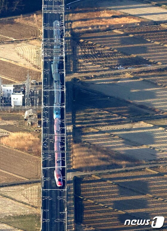 17일 (현지시간) 일본 후쿠시마 앞바다에서 규모 7.4의 강진 발생으로 시로이시서 탈선한 신칸센 열차가 보인다. © 로이터=뉴스1 © News1 포토공용 기자