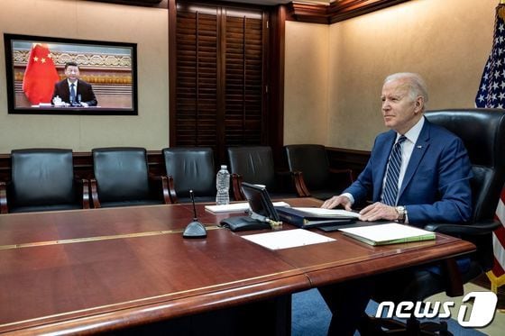 조 바이든 미국 대통령이 지난 3월18일 (현지시간) 워싱턴 백악관에서 러시아의 우크라이나 침공 관련해 시진핑 중국 국가 주석과 화상 통화를 하고 있다. © AFP=뉴스1 © News1 우동명 기자