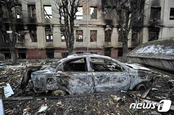 1일(현지시간) 우크라이나 키예프 인근의 브로바리에서 러시아 군의 포격에 불에 탄 건물과 차량이 보인다. © AFP=뉴스1 © News1 우동명 기자