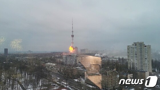 1일(현지시간) 우크라이나 키예프에 있는 TV 방송 타워가 러시아 군의 공격을 받아 폭발을 하고 있다. © 로이터=뉴스1 © News1 우동명 기자
