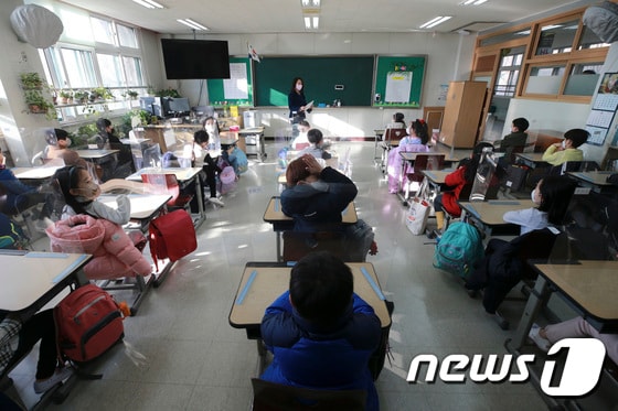 전국 초·중·고교의 새 학기가 시작된 2일 오전 서울태랑초등학교에서 학생들이 수업을 받고 있다. 2022.3.2/뉴스1 © News1 권현진 기자