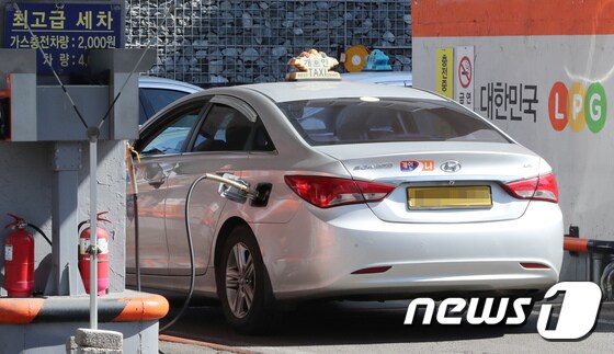 지난 3월2일 서울시내 한 LPG충전소에서 한 개인택시 차량이 충전을 하고 있는 모습 © News1 박세연 기자