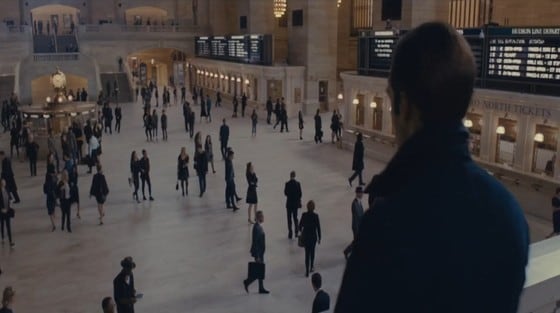 영화 '2시 22분'에서 주인공이 그랜드 센트럴역 로비를 내려다보고 있다.