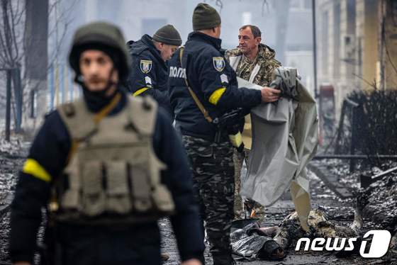 2일(현지시간) 러시아 군의 공습을 받은 우크라이나 키예프의 TV 방송 타워 주변에서 경찰이 행인의 시신을 수습하고 있다. © AFP=뉴스1 © News1 우동명 기자