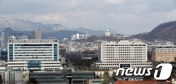 서울 용산구 소재 합동참모본부(왼쪽) 및 국방부 청사 본관 건물. 2022.3.20/뉴스1 © News1 장수영 기자
