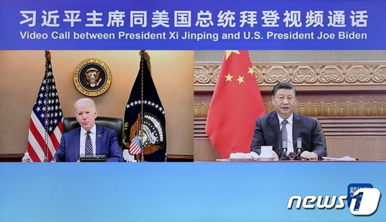 조 바이든 미국 대통령과 시진핑 중국 국가주석이 18일 전화통화를 하고 우크라이나 등 문제에 대해 논의했다.(중국 외교부 홈페이지 갈무리)© 뉴스1