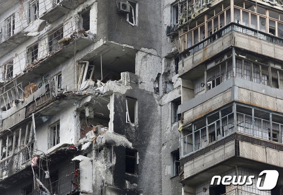 지난 18일 러시아군의 무차별 공격으로 폐허가 된 우크라이나 동남부 마리우폴 아파트 모습. 인구 43만 규모 마리우폴 시내 건물 80% 이상이 이처럼 공격받은 것으로 추정된다. © 로이터=뉴스1