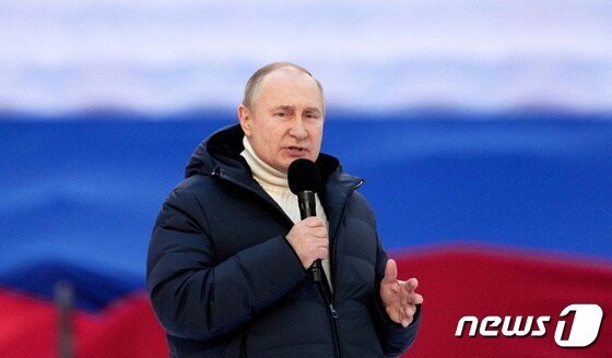 블라디미르 푸틴 러시아 대통령은 18일(현지시간) 명품 패딩과 목폴라를 착용하고 크림반도 합병 8주년 행사에서 연설했다. 그는 연설을 통해 우크라이나에서 '보편적 가치'를 위해 싸우고 있다고 발언했다. © 로이터=뉴스1 © News1 정윤영 기자